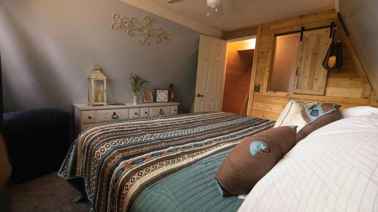 Charming Blue Farmhouse Cabin Duck Creek Village Eksteriør bilde